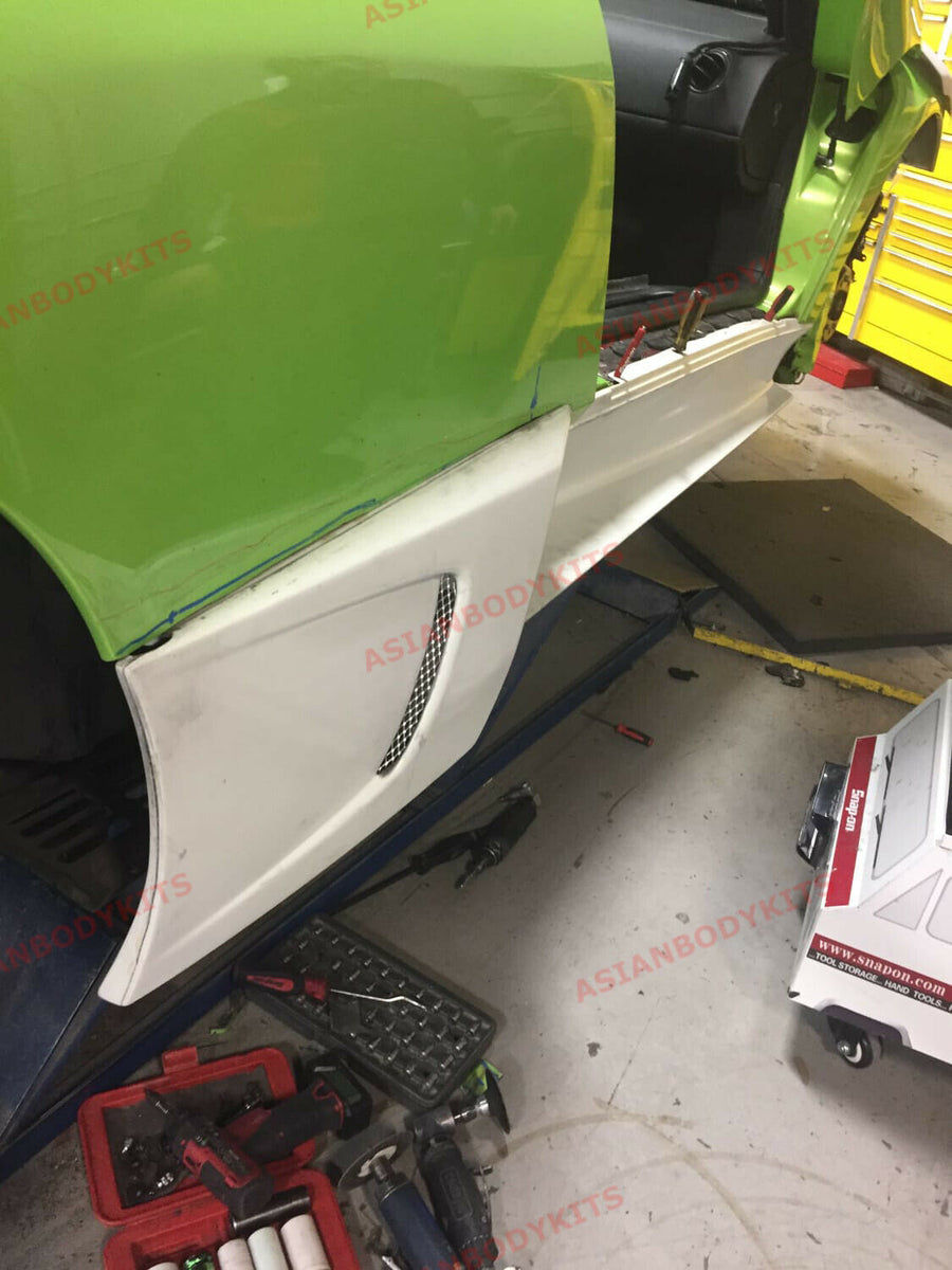 Buy Now SIDE SKIRTS SIDE SCOOP VENTS LP640 STYLE for LAMBORGHINI MURCIELAGO 2001 - 2010 and upgrade car parts from SIR Tuning at the Best Price. Headlights, Tail lights, Bodykits, Navigations, body kit and more - Fast & Free Shipping within Europe, US & Worldwide.