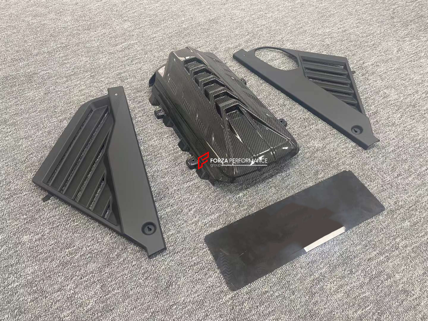 DRY CARBON ENGINE COVER for CHEVROLET CORVETTE C8 STINGRAY 2020+