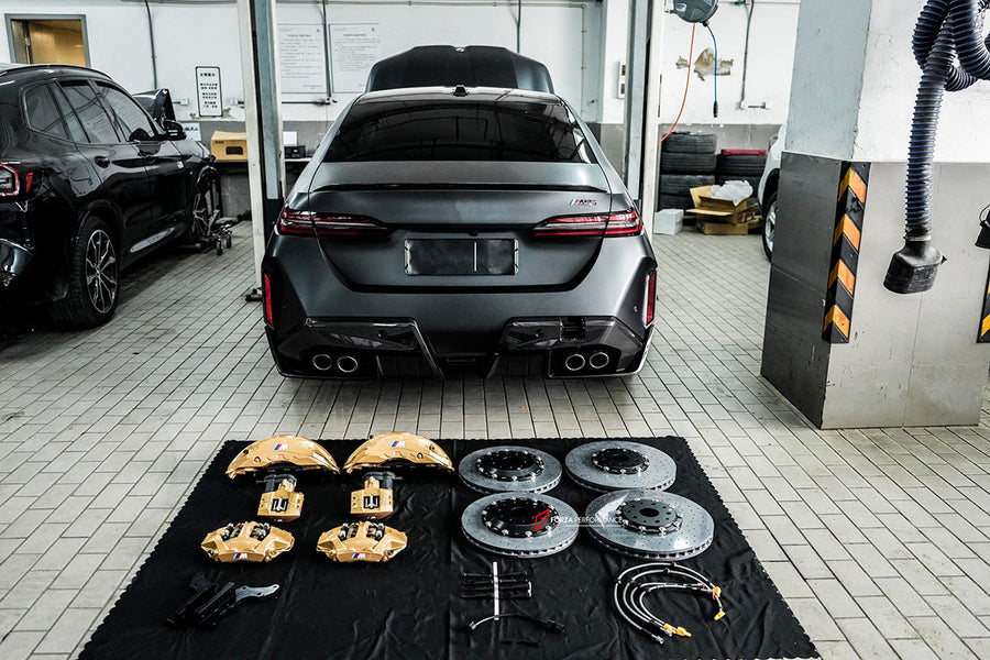 Buy Now CARBON CERAMIC BIG BRAKE KIT for BMW M5 G90 G99 2024+ and upgrade car parts from SIR Tuning at the Best Price. Headlights, Tail lights, Bodykits, Navigations, BIG BRAKE KIT and more - Fast & Free Shipping within Europe, US & Worldwide.